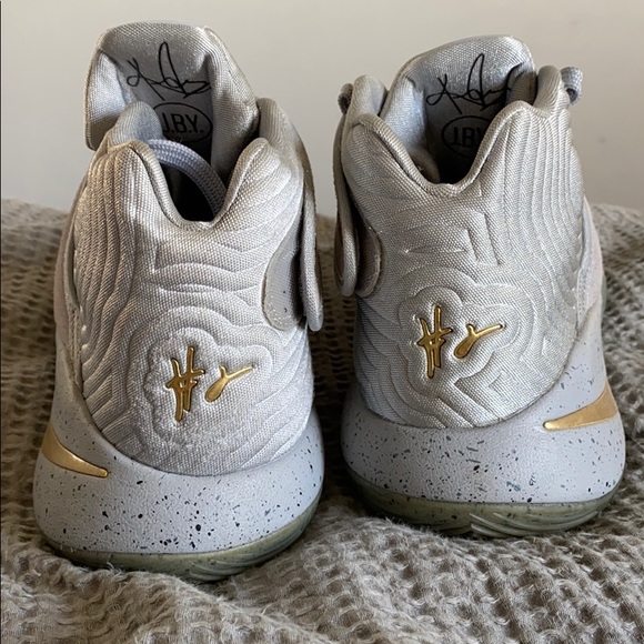 Kyries - Picture 3 of 4